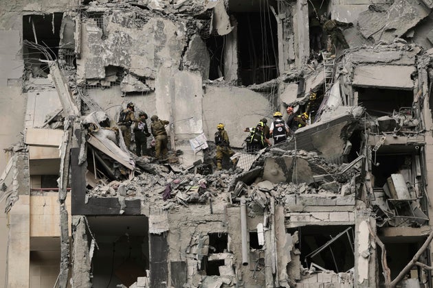 Επιχείρηση εντοπισμού και απεγκλωβισμού ενοίκων κτίσματος στην Μπερσεεβά του Ισραήλ μετά την ιρανική επίθεση νωρίς το πρωί, πριν την έναρξης ισχύος της συμφωνίας εκεχειρίας, που όμως φαίνεται να καταρρέει