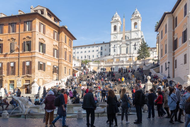 観光客でにぎわう普段のイタリア・ローマのスペイン階段