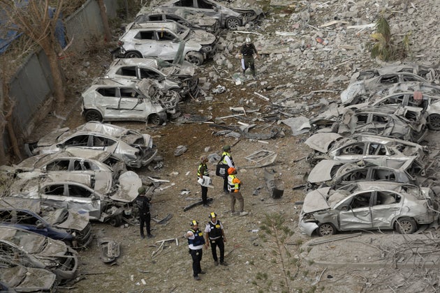 Ισραηλινοί διασώστες στα συντρίμμια κτιρίου στην Μπεερσεβά που επλήγη από ιρανικούς πυραύλους λίγο πριν την έναρξη της εκεχειρίας