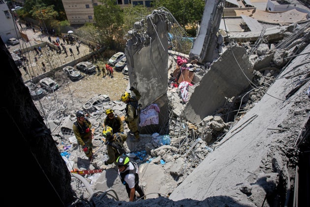 Διασώστες αναζητούν εγκλωβισμένους στα συντρίμμια κτιρίου στην Μπερσεεβα του Ισραήλ, που επλήγη από ιρανικό πύραυλο σήμερα, πριν την έναρξη της εκεχειρίας 