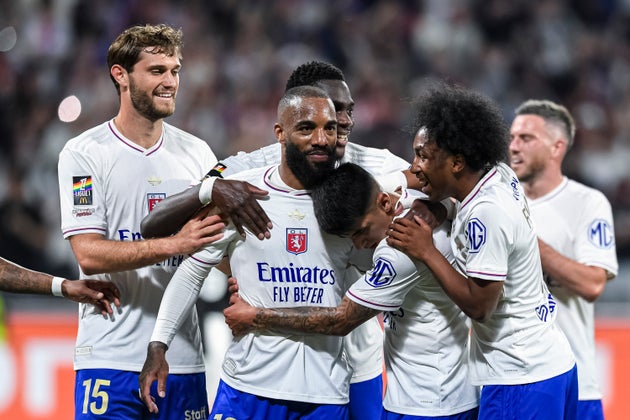 ΛΥΩΝ, ΓΑΛΛΙΑ - 17 ΜΑΪΟΥ: Ο Αλεξάντρ Λακαζέτ της Λυών (Γ) πανηγυρίζει με τους συμπαίκτες του μετά το γκολ που πέτυχε κατά τη διάρκεια του αγώνα Ligue 1 της Γαλλίας μεταξύ της Olympique Lyonnais και της Angers SCO στο στάδιο Groupama στις 17 Μαΐου 2025 στη Λυών, Γαλλία. (Φωτογραφία: Eurasia Sport Images/Getty Images)