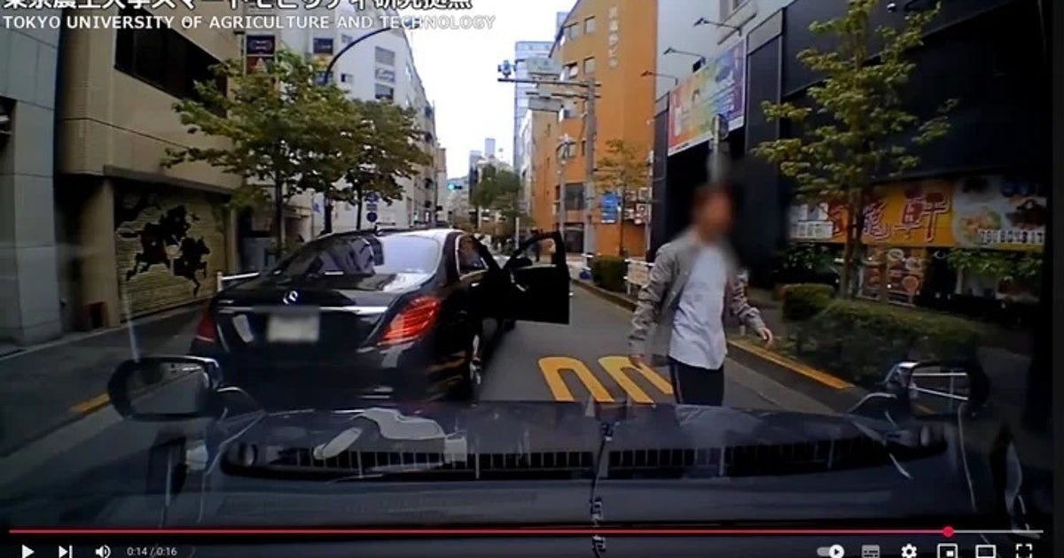 黒塗りセダンが急停車⇨運転手席から…。“煽り運転”をとらえたドラレコ