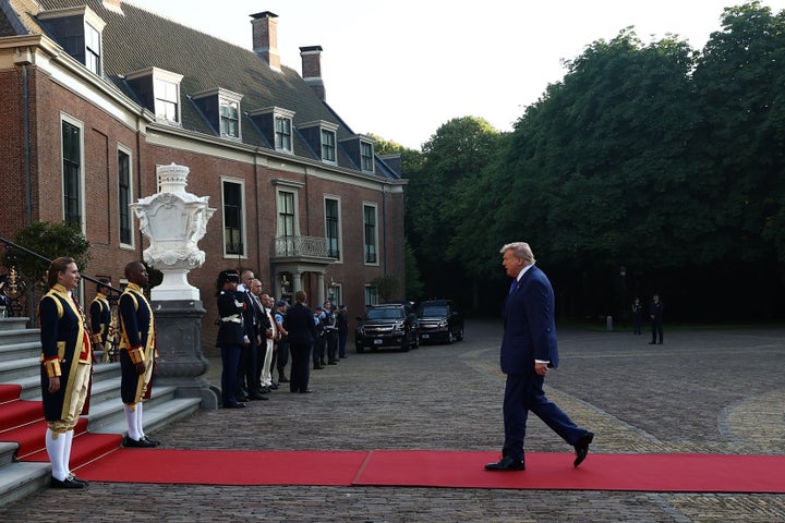 Ο πρόεδρος των ΗΠΑ Ντόναλντ Τραμπ φτάνει στο κοινωνικό δείπνο της Συνόδου Κορυφής του ΝΑΤΟ, στο παλάτι Huis ten Bosch στη Χάγη, Ολλανδία, στις 24 Ιουνίου 2025. (Photo by Jakub Porzycki/NurPhoto via Getty Images)