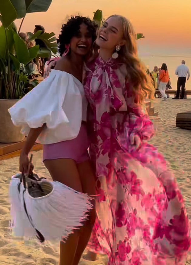 Μοντέλα μετά την επίδειξη μόδας με τσάντα της Γεωργίας Ξανθοπούλου