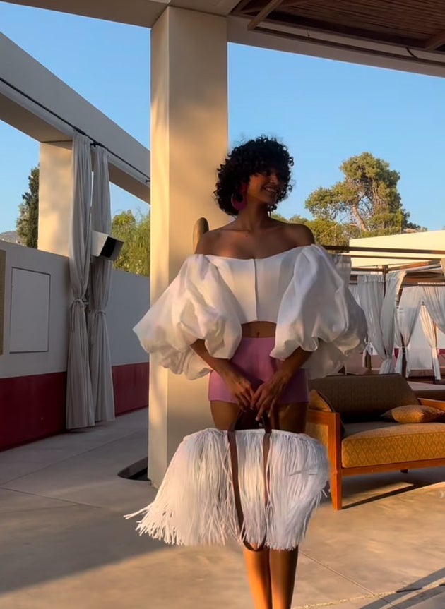 Το σχέδιο με τα κρόσσια που είχε μεγάλη επιτυχία στην επίδειξη μόδας και κυκλοφορεί σε τρία σχέδια.