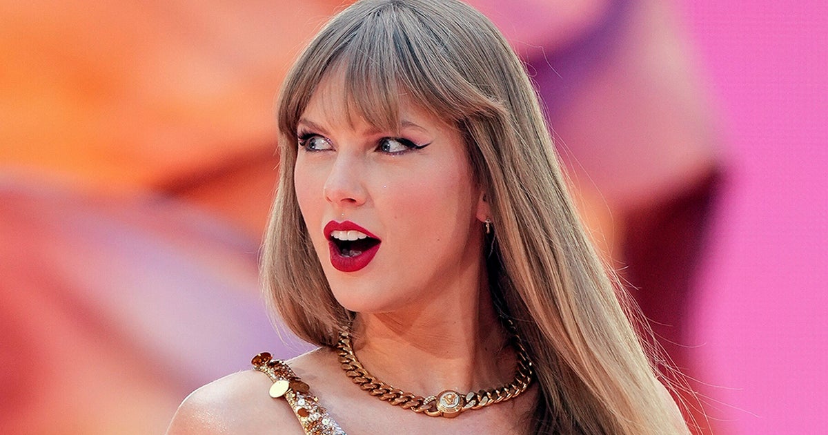 Taylor Swift Surprises Fans With Live 'Shake It Off' Performance At Travis Kelce's Event