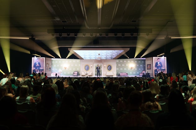 アメリカ・テキサス州で開催されたターニング・ポイントUSAのイベント「ヤング・ウィメンズ・リーダーシップ・サミット」で話すチャーリー・カーク氏