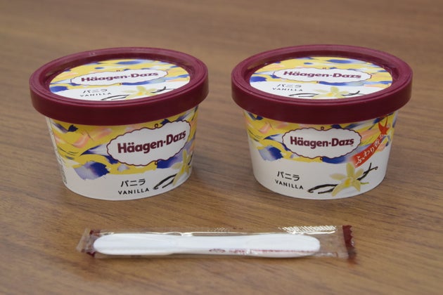 スーパーなどで配布されていたスプーン。プラスチックごみ削減の観点から、出荷時の封入を段階的にやめてきたという