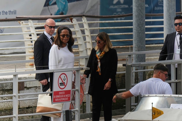 Η Oprah Winfrey, δεύτερη αριστερά, φτάνει για τον γάμο του ιδρυτή της Amazon Jeff Bezos και της Lauren Sanchez, στη Βενετία της Ιταλίας, Πέμπτη 26 Ιουνίου 2025. (AP Photo/Luca Bruno)