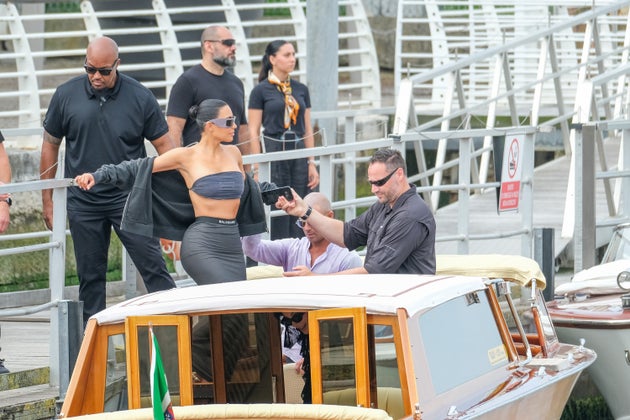 Η Kim Kardashian φτάνει στο αεροδρόμιο Marco Polo για τον γάμο του Jeff Bezos και της Lauren Sanchez στις 26 Ιουνίου 2025 στη Βενετία της Ιταλίας. (Φωτογραφία: Stefano Mazzola/GC Images)