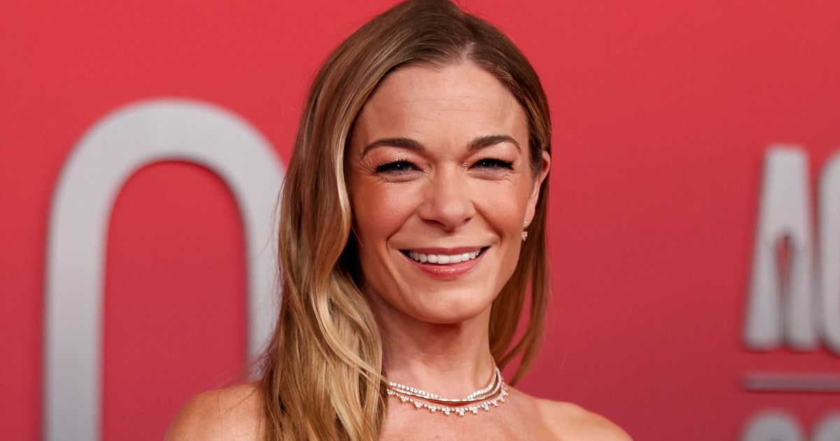 LeAnn Rimes’ Teeth Fell Out Mid-Song, And She Spent The Rest Of Her Show Pushing Them In