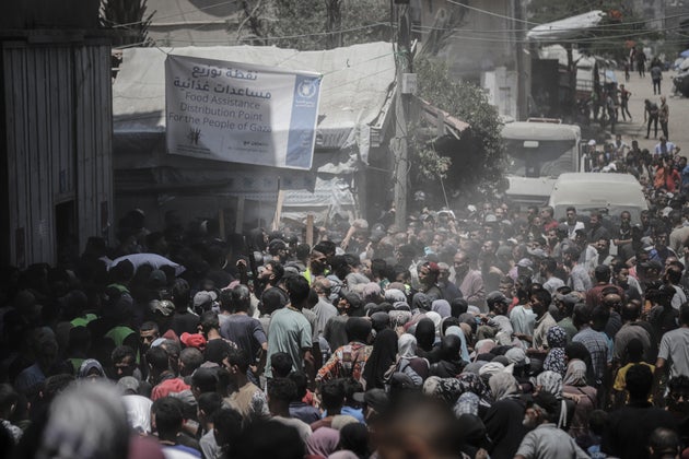 Παλαιστίνιοι περιμένουν να παραλάβουν σακιά με αλεύρι από ένα σημείο διανομής του Παγκόσμιου Επισιτιστικού Προγράμματος (WFP) στην πόλη της Γάζας, Γάζα, Πέμπτη 26 Ιουλίου 2025. Οι περισσότεροι από 2 εκατομμύρια άμαχοι του κατεστραμμένου παράκτιου θύλακα έχουν φτάσει στα πρόθυρα του λιμού, λένε οι οργανώσεις αρωγής, εξαιτίας του ισραηλινού αποκλεισμού της βοήθειας που επιβλήθηκε τον Μάρτιο μετά τη λήξη της τελευταίας εκεχειρίας με τη Χαμάς. Φωτογράφος: Ahmad Salem/Bloomberg via Getty Images