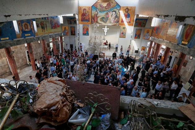 Πενθούντες συγκεντρώνονται μέσα στην ελληνορθόδοξη εκκλησία Προφήτης Ηλίας κατά τη διάρκεια επιμνημόσυνης δέησης μια μέρα μετά από βομβιστική επίθεση αυτοκτονίας στο Dweil'a, στα περίχωρα της Δαμασκού, Συρία, Δευτέρα, 23 Ιουνίου 2025. (AP Photo/Omar Sanadiki)