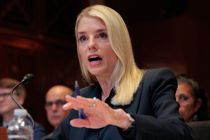 La fiscal general Pam Bondi dijo durante una audiencia de presupuesto del Departamento de Justicia en el Senado que los agentes federales estaban siendo doxxed y amenazados.