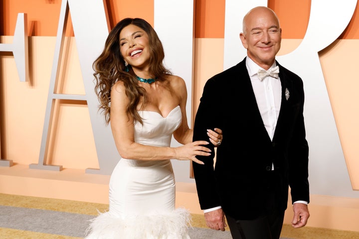 Jeff Bezos' wedding invitation is shattered for being so vague that it is fun 1 Lauren Sánchez and Jeff Bezos attend the Oscar Vanity Fair 2025 party in March.