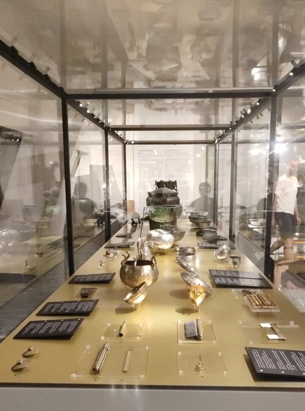 Άποψη της έκθεσης «Αρχαϊκές Ελίτ: Πολεμιστές και Πριγκίπισσες»