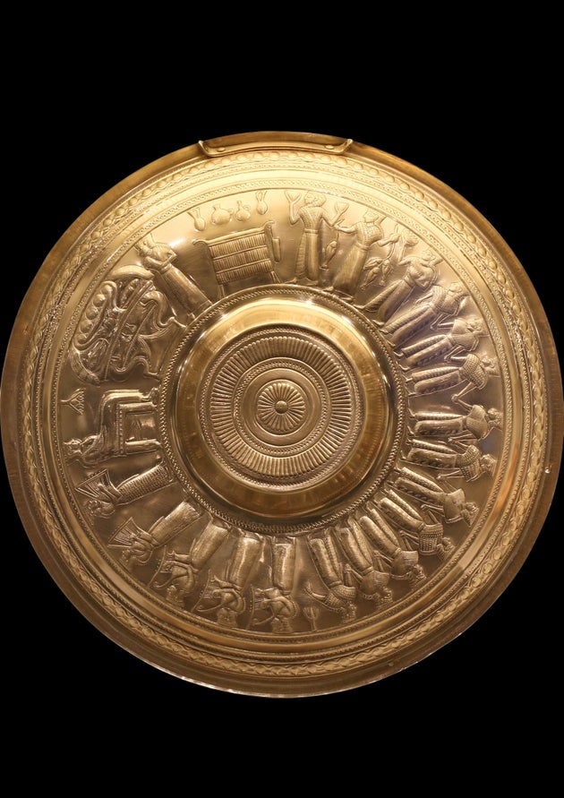 Η μεγάλη χέρνιβα (7ος αι. π.Χ.) από τη νεκρόπολη της Ορθής Πέτρας με το άνθος λωτού που διαχωρίζει τους χώρους της παράστασης και τα πλακίδια με παραστάσεις ανθέων λωτού από τον τάφο Bernardini (7ος αι. π.Χ.).