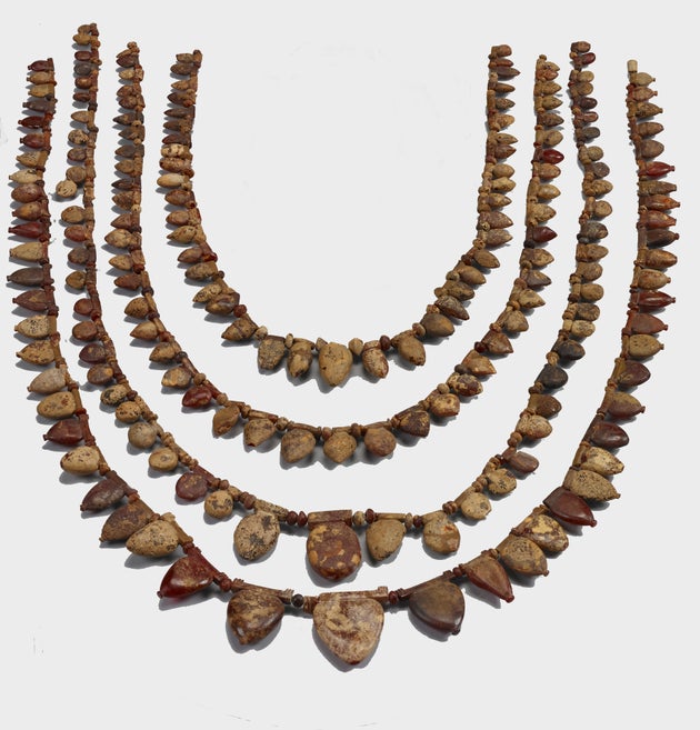 Σύνθετο περιδέραιο και περίαπτο (μενταγιόν) σε μορφή γυναικείας προτομής δαιδαλικού ρυθμού από ήλεκτρο (κεχριμπάρι). Αρχές 6ου αι. π.Χ. Θέση Sotto la Croce, Τάφος 154 και 96 Policoro, Εθνικό Μουσείο Σιρίτιδας