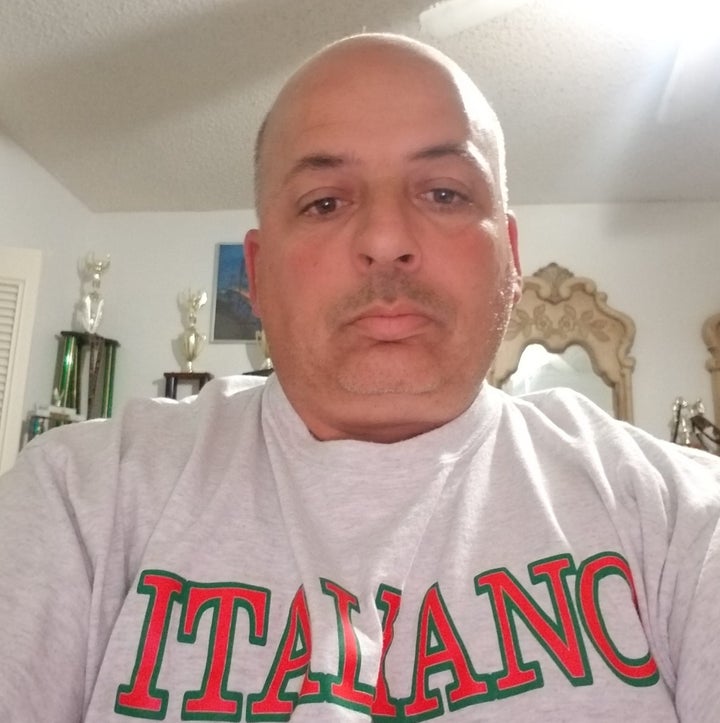 Johnny Noviello, um cidadão canadense que recebeu a residência permanente dos EUA morreu enquanto sob custódia no gelo na Flórida.