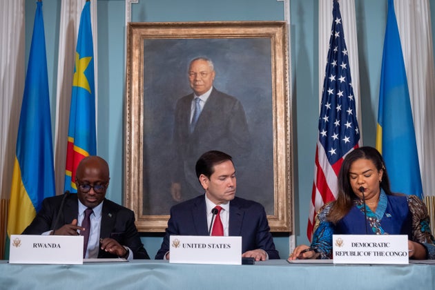 Ο Αμερικανός υπουργός Εξωτερικών Marco Rubio, στο κέντρο, παρακολουθεί τον υπουργό Εξωτερικών της Ρουάντα Olivier Nduhungirehe, αριστερά, και την υπουργό Εξωτερικών της Λαϊκής Δημοκρατίας του Κονγκό Therese Kayikwamba Wagner, δεξιά, να υπογράφουν ειρηνευτική συμφωνία στο Στέιτ Ντιπάρτμεντ, την Παρασκευή 27 Ιουνίου 2025, στην Ουάσιγκτον. (AP Photo/Mark Schiefelbein).