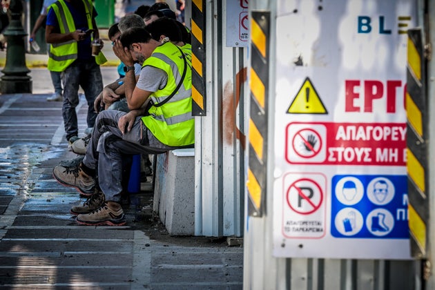 Εργαζόμενοι σε οικοδομές και έργα στον δρόμο, σε συνθήκες υψηλών θερμοκρασιών, καύσωνα στο κέντρο της Αθήνας, 27 Ιουνίου 2025 (ΤΑΤΙΑΝΑ ΜΠΟΛΑΡΗ / EUROKINISSI)