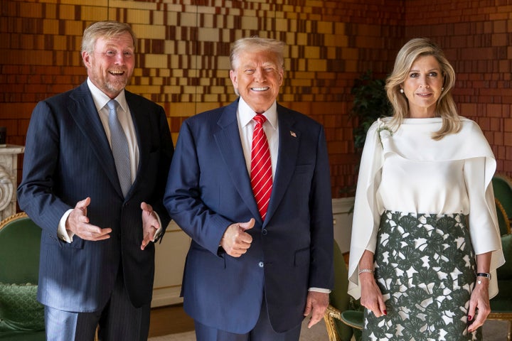 O presidente Donald Trump posa com o rei da Holanda Willem-Alexander e a rainha Máxima, momentos antes de serem feitas imagens que algumas pessoas interpretaram como a rainha zombando de Trump.