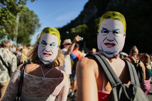 Οι συμμετέχοντες στην πορεία Pride φορούν μάσκες που απεικονίζουν τον Ούγγρο πρωθυπουργό Viktor Orban στη Βουδαπέστη της Ουγγαρίας, Σάββατο 28 Ιουνίου 2025. (AP Photo/Rudolf Karancsi)