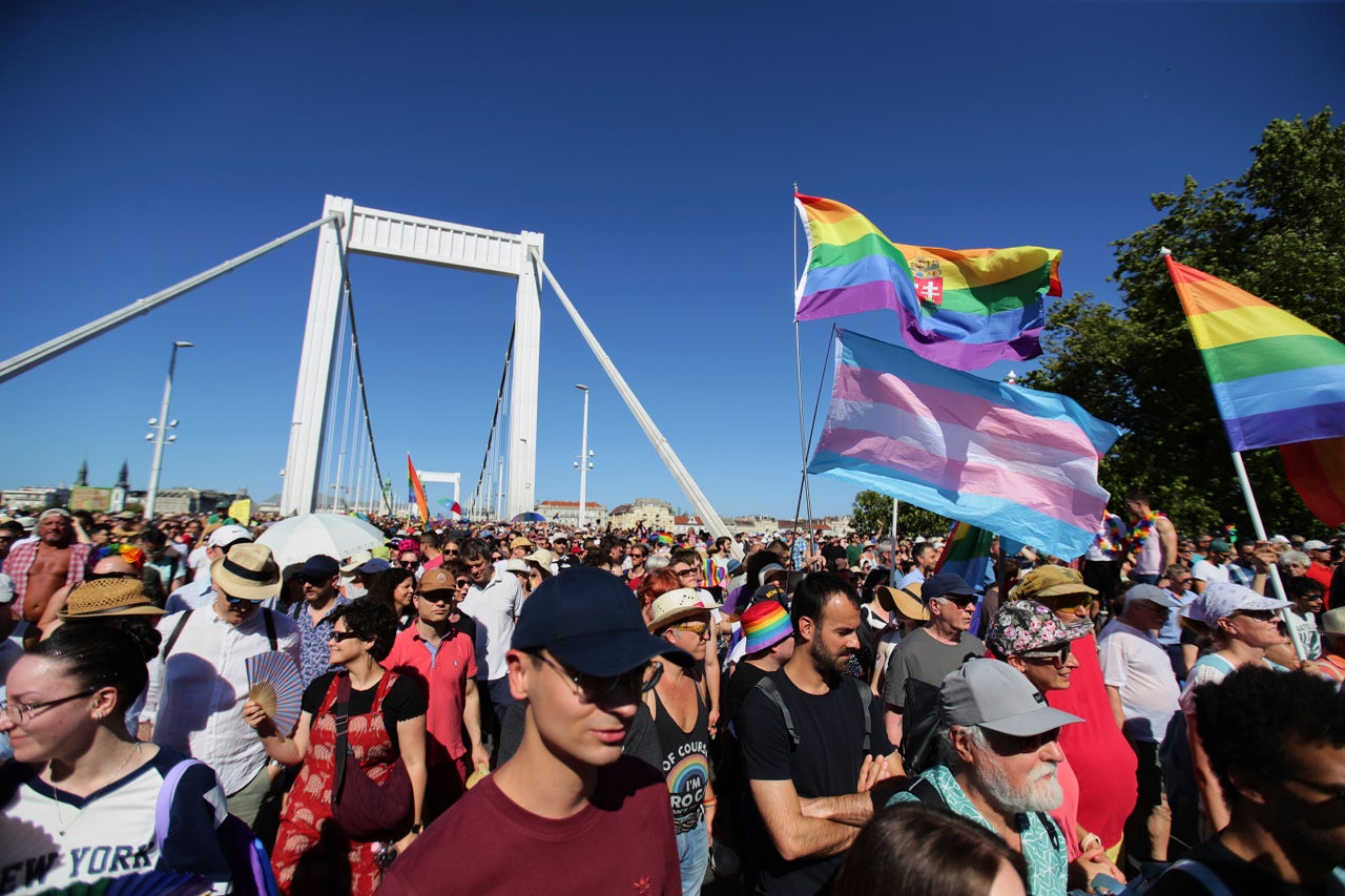 Συμμετέχοντες στην πορεία υπερηφάνειας διασχίζουν τη γέφυρα Ελισάβετ στη Βουδαπέστη της Ουγγαρίας, Σάββατο 28 Ιουνίου 2025. (AP Photo/Rudolf Karancsi)