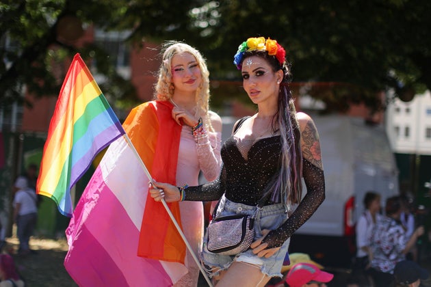 Οι συμμετέχοντες παίρνουν πόζα καθώς οι άνθρωποι αρχίζουν να συγκεντρώνονται για την πορεία υπερηφάνειας στη Βουδαπέστη της Ουγγαρίας, Σάββατο 28 Ιουνίου 2025. (AP Photo/Rudolf Karancsi)