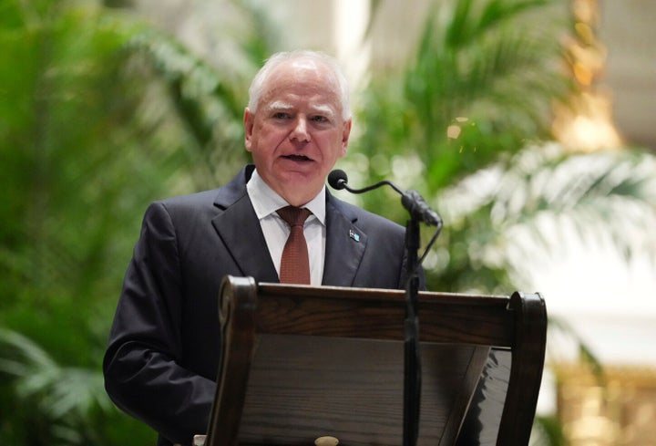 O governador Tim Walz oferece um elogio durante os serviços funerários de Mark e Melissa Hortman na Basílica de St. Mary em Minneapolis, Minnesota, no sábado, 28 de junho de 2025. (Alex Kormann/Star Tribune via AP, Pool)