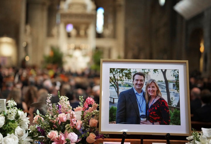 Imagens de Mark e Melissa Hortman estão montadas dentro do santuário na Basílica de St. Mary's durante os serviços funerários de Mark e Melissa Hortman em Minneapolis, Minnesota, no sábado, 28 de junho de 2025. (Alex Kormann/Star Tribune via AP, Pool)