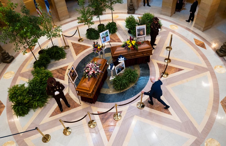 O ex -presidente dos EUA, Joe Biden, se ajoelha como a deputada DFL Melissa Hortman, seu marido Mark Hortman e seu cachorro Gilbert estão no estado na rotunda do edifício do Capitólio em 27 de junho de 2025 em St. Paul, Minnesota. (Foto de Stephen Maturan/Getty Images)