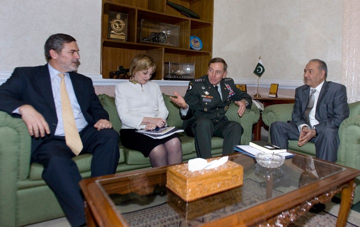 Da esquerda, o secretário de Estado Assistente dos EUA, Richard Boucher, embaixador dos EUA no Paquistão, Anne W. Patterson, e o comando central dos EUA, David Petraeus, falam com o ministro da Defesa do Paquistão, Chaudhry Ahmed Mukhtar, à direita, durante sua reunião em Rawalpindi, Pakistan em 3 de novembro de 2008.