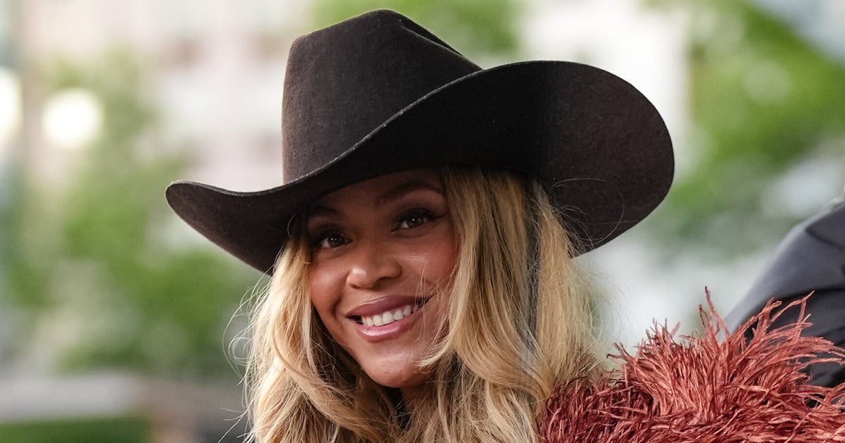 Beyoncé Gets Stuck Mid-Air As Flying Car Malfunctions At Concert