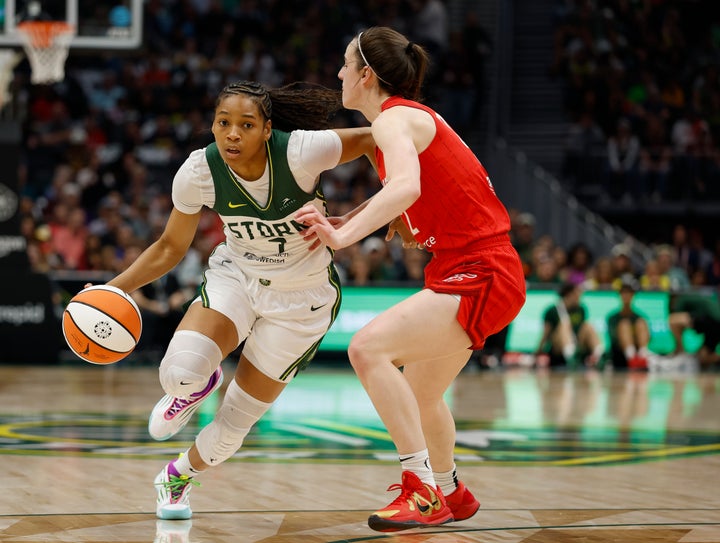 Zia Cooke z Seattle Storm drybruje przeciwko Caitlin Clark z Indiana Fever w niedawnej grze.