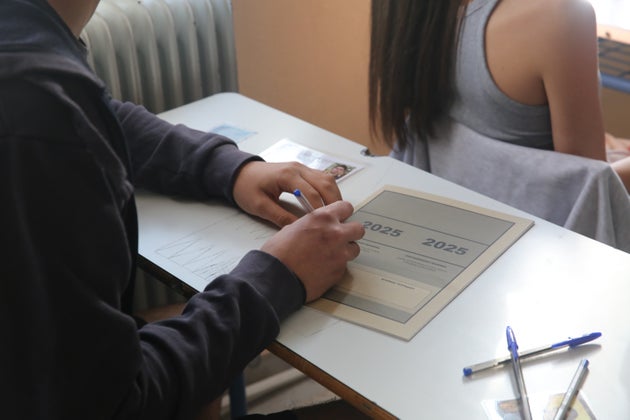 Στιγμιότυπο από γενικό Λύκειο της Αθήνας, Παρασκευή 30 Μαΐου 2025. Έναρξη των πανελλαδικών εξετάσεων με τους υποψηφίους των Γενικών Λυκείων (ΓΕΛ), να διαγωνίζονται στο μάθημα της Νεοελληνικής Γλώσσας και Λογοτεχνίας (Γενικής Παιδείας). (POOL/ΑΠΕ-ΜΠΕ/ΑΛΕΞΑΝΔΡΟΣ ΒΛΑΧΟΣ/EUROKINISSI)