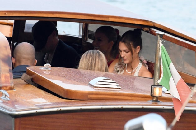 ジェフ・ベゾスさんとローレン・サンチェスさんの結婚式に参加するためにヴェネツィアを訪れたレオナルド・ディカプリオさんとヴィットリア・チェレッティさん（2025年6月23日）