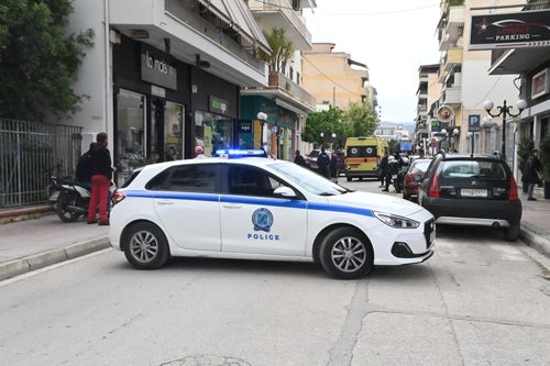 Μέγαρα: 37χρονος με ψυχολογικά χτύπησε με μαχαίρι μητέρα, αδελφή και θείο | HuffPost Greece ΚΟΙΝΩΝΙΑ