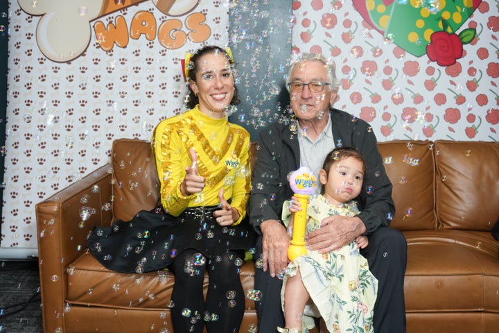 Robert De Niro and his daughter Gia are trapped in a bubble storm with Evie Ferris de los Wiggles.