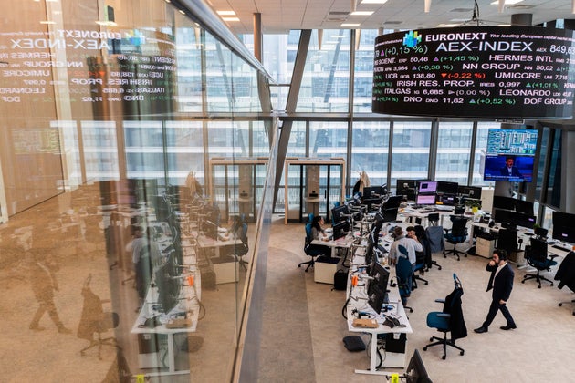Οι τιμές των μετοχών στο χώρο διαπραγμάτευσης του χρηματιστηρίου Euronext NV στο Παρίσι, Γαλλία, την Τρίτη 15 Απριλίου 2025. Photographer: Nathan Laine/Bloomberg via Getty Images