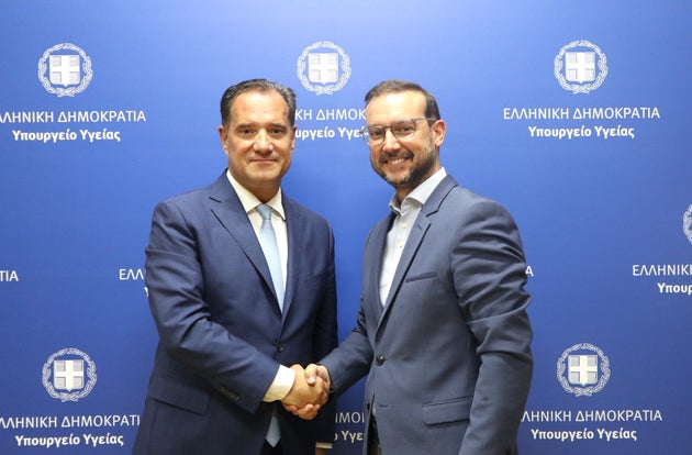 Ο υπουργός Υγείας Άδωνις Γεωργιάδης με τον νέο πρόεδρο του ΕΟΦ Σπύρο Σαπουνά.