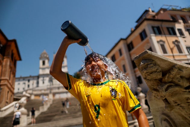 Αγόρι δροσίζεται στα Ισπανικά Σκαλιά της Ρώμης REUTERS/Antonio Denti TPX IMAGES OF THE DAY