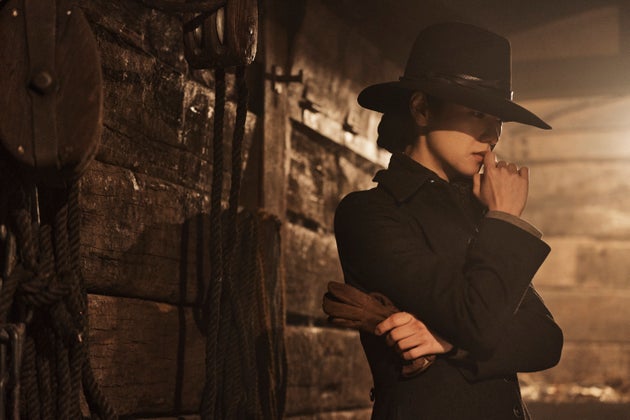 ウラジオストクでアン・ジュングンらの計画を手助けするコン夫人