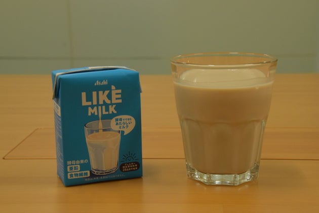 LIKE MILKは酵母由来のためやや茶色め。飲んでみると、牛乳のようなコクがありながらあっさりとした味わいだ。