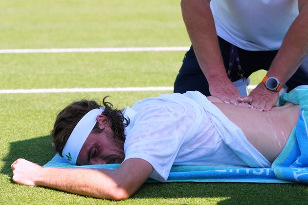 Ο Στέφανος Τσιτσιπάς λαμβάνει φροντίδα από τον φυσικοθεραπευτή.