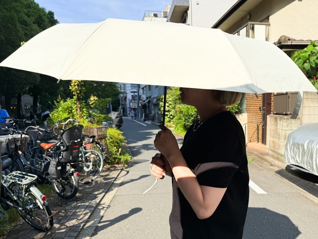 「UVカットコンパクトアンブレラ/遮熱」を使用している様子