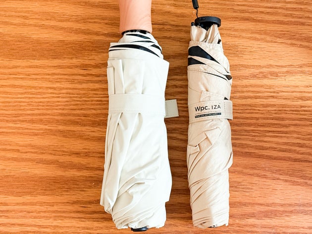 筆者が持っている軽量傘（晴雨兼用、親骨50cm）と比べた様子。