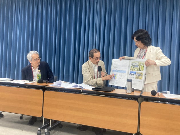 （左から）文部科学省で記者会見した千葉商科大学前学長の原科幸彦氏、元日本大学教授の糸長浩司氏、東京大学名誉教授の石川幹子氏