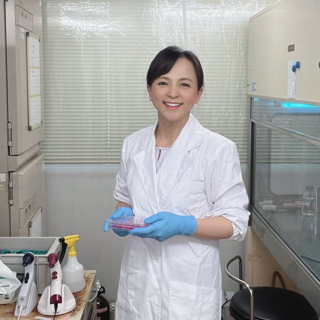 大学院博士課程の研究室で細胞を手に持ついとうまい子さん