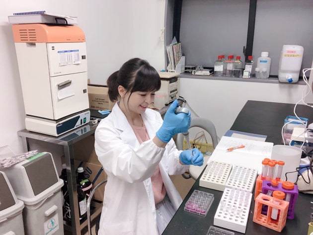 大学院博士課程の研究室で研究するいとうまい子さん